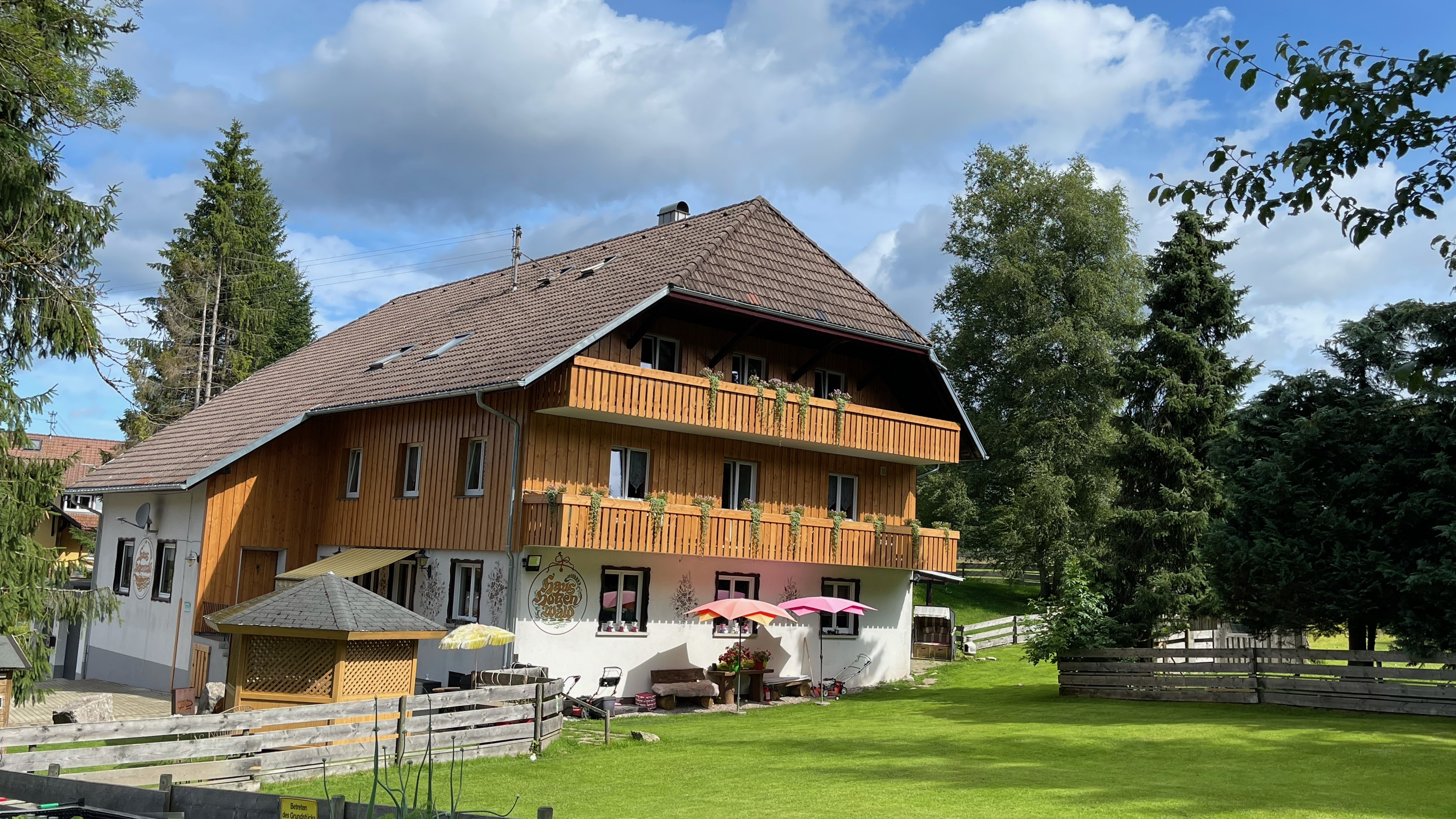 Haus Hotzenwald / Ferien auf dem Bauernhof / Fewos & Zimmer / Südschwarzwald